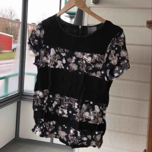  - T-shirt i storlek S. Säljes för 50kr. Köparen står för frakten. Jag kan mötas upp i Örebro.