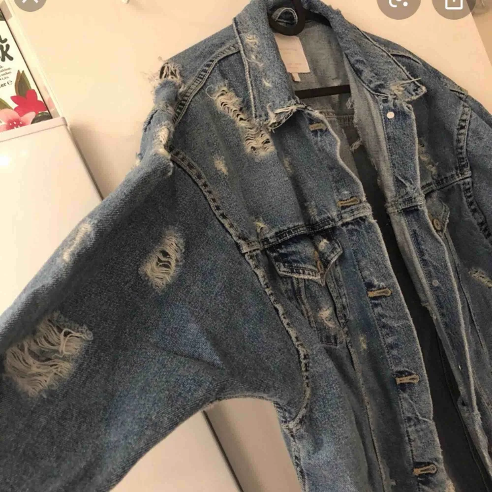 Snygg sliten jeans jacka från ZARA!  Är i snyggt skick, jackan passar till allt.  Om ni har frågor så är det bara och fråga 😊. Jackor.