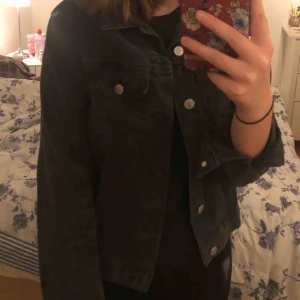  - Svart jeansjacka!! Perfekt nu till våren😍 kommer inte till användning längre. Frakt är inte inkluderat i priset.