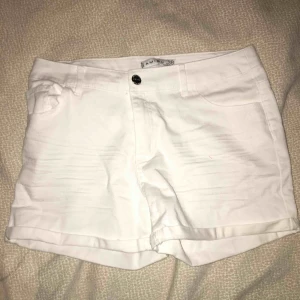  - Vita shorts från new yorker. Priset går att diskuteras :)