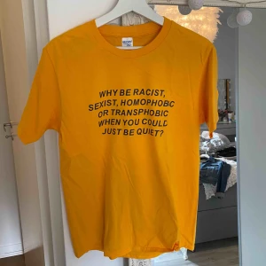  - Gul/orange t-shirt med tryck !! aldrig använd. 🦋💞 Det är unisex så passar alla !