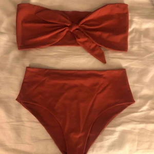  - Säljer denna sjukt fina bikini som tyvärr är för stor för mig:( nypris ca 700 och överdelen är justerbar så den passar flera storlekar  Aldrig använd Pris kan diskuteras!