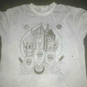  - Bud rn: 200kr .Ascool och udda tröja , aldrig använd. Köparen står för frakt 40kr. OBS TRÖJAN ÄR LITE MER BLÅ IRL