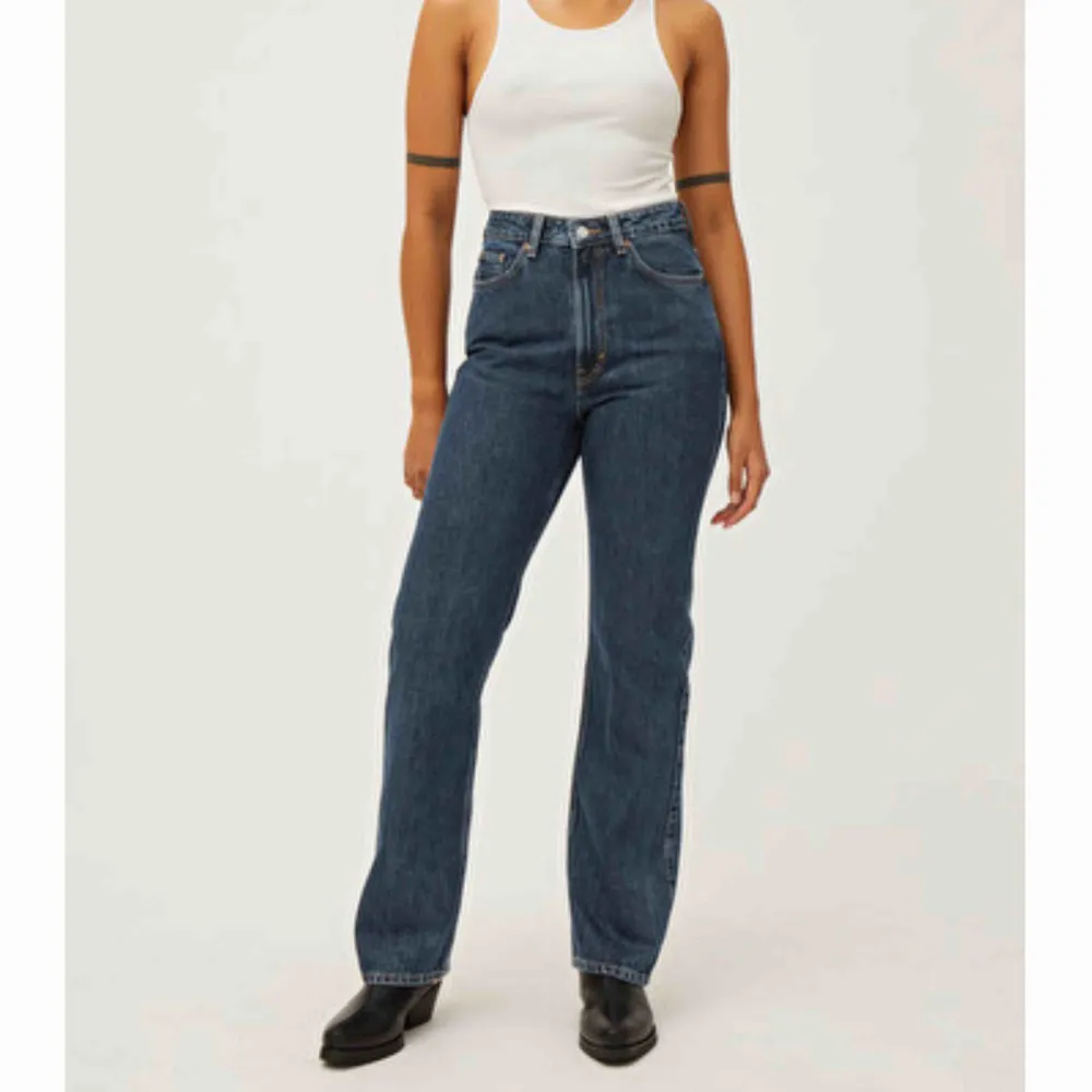 Säljer dessa supersnygga och bekväma jeans i modellen row från Weekday. Dem har knappt kommit till användning och är därför i väldigt bra skick. Frakt tillkommer även🥰. Jeans & Byxor.