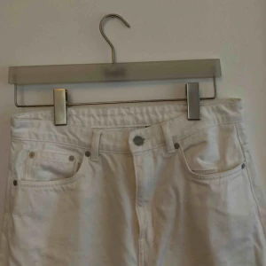  - Snygga vita utsvänga byxor. Avklippta vid benen (köpa så). Höga i midjan. 