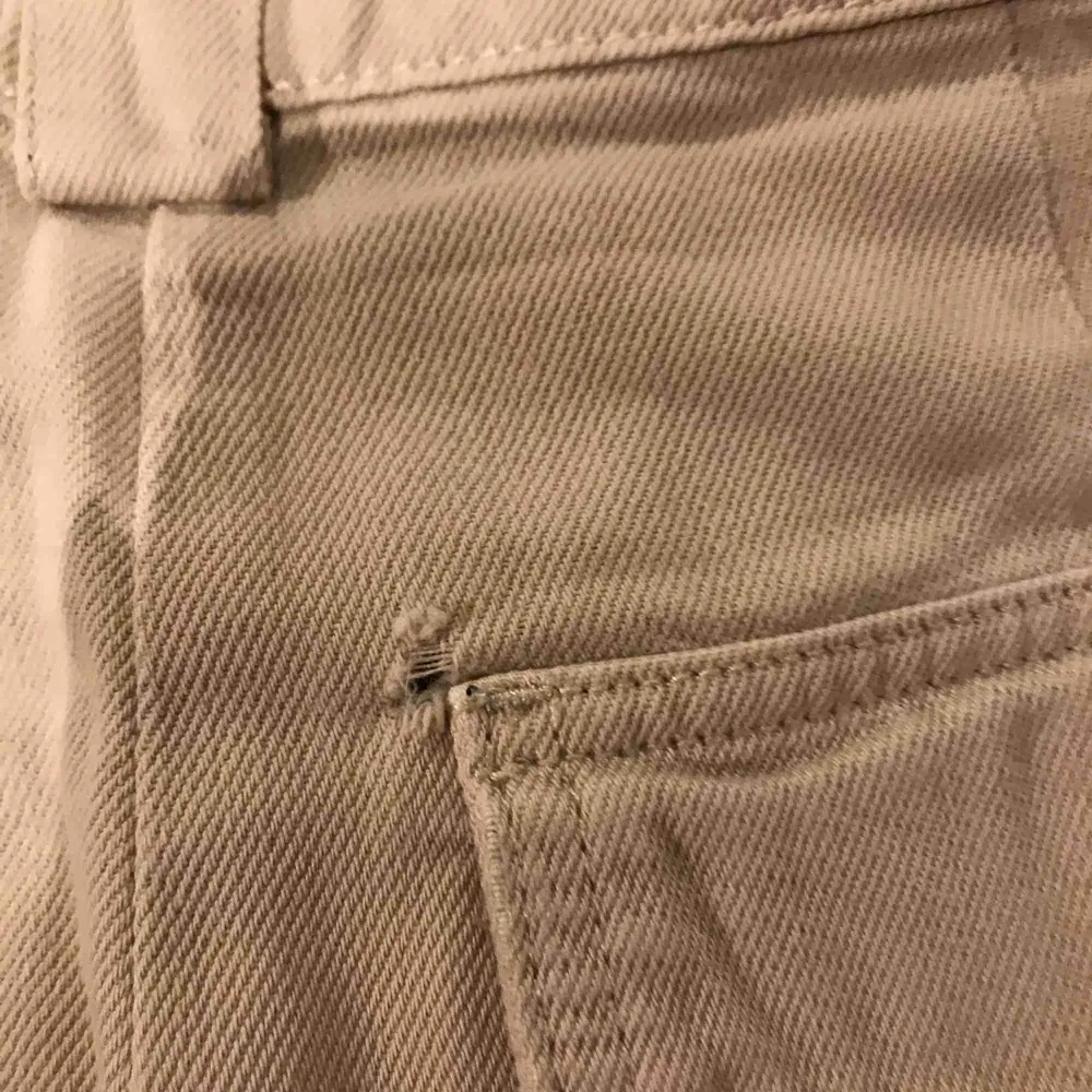 Säljer min beiga vida byxor från hm! De har ett litet hål uppe vid höger bakficka (se bild 3) men det är inget som syns, därav priset💞 köparen står för frakten . Jeans & Byxor.