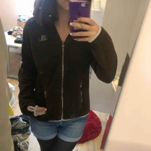  - En fluffig brun tjock tröja. Med tumhål 👍