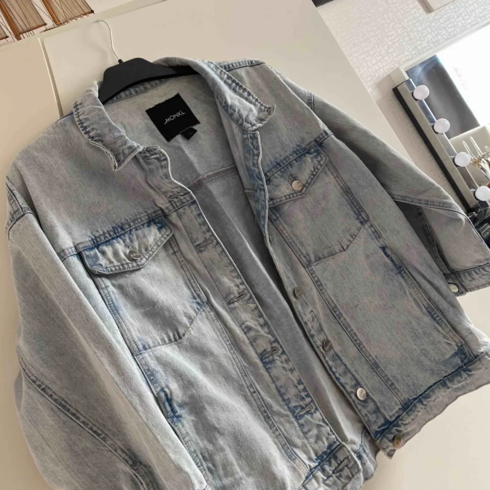En superfin MONKI jeans jacka i en oversized form Köparen står för frakt!😊. Jackor.