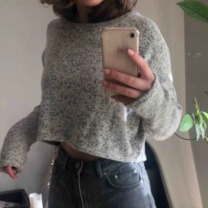  - Kortare stickad tröja:) passar både S och M  Frakt tillkommer på 39kr