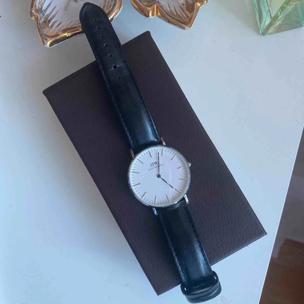 Daniel Wellington klocka med läderarmband. Den är i fint skick. . Övrigt.