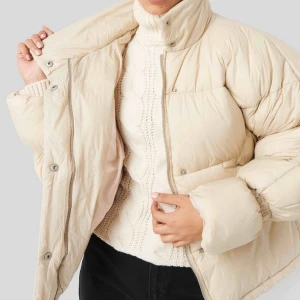 - Helt ny oversize Puffer jacka från na-kd. Storlek 34. Ljusbeige i färgen och snygg detalj på armen. Nypris 549:-  Frakt 89kr