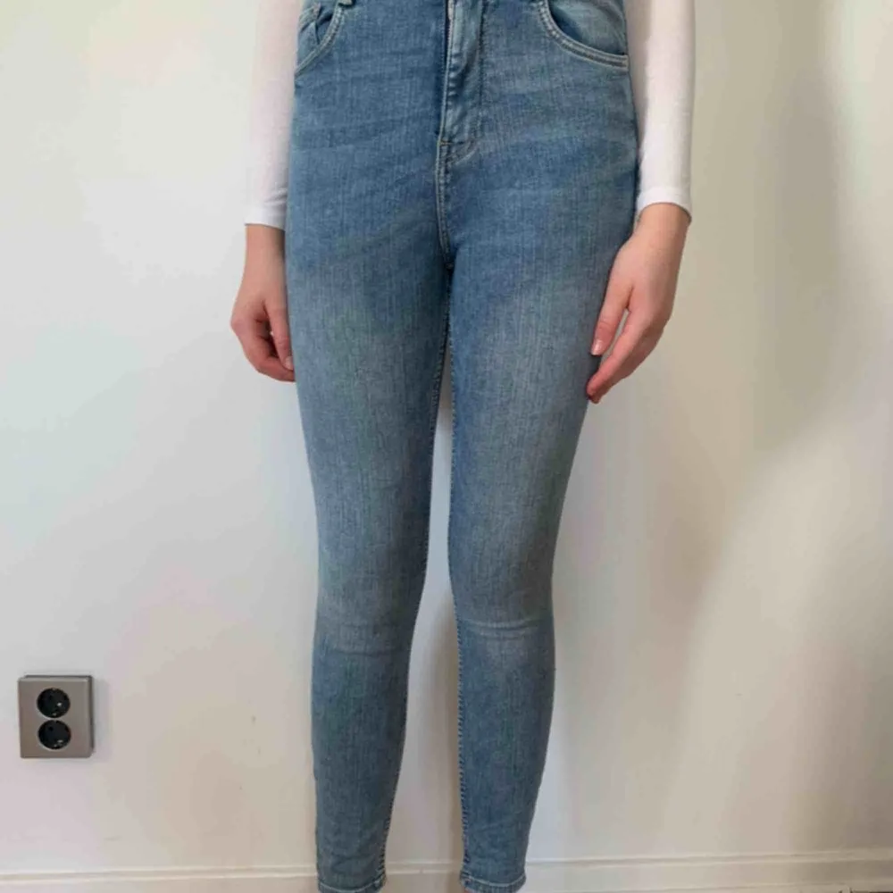 Högmidjade jeans från zara i stl 36. Köparen står för frakten men kan mötas upp i Helsingborg.. Jeans & Byxor.