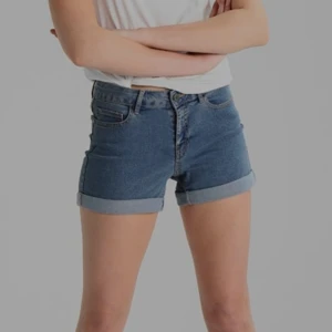 Shorts från Noisy May - Ett par klassiska jeansshorts som tyvärr blivit för små. Är i bra tjockt, lite strechigt tyg och ser så gott som nya ut! Midjan är 76 cm och benen är 53 cm. Köparen står för frakten och jag samfraktar gärna🥰