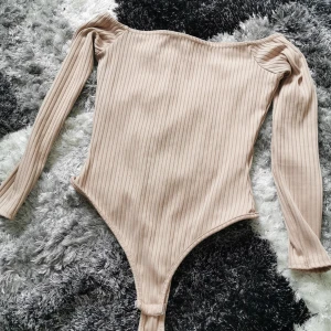 Beige body  - Från nelly. Storlek s 