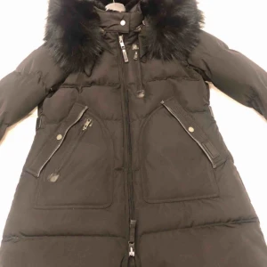  - Säljer min vinterjacka som jag knappt köpte för 1,5 månad och använd knappt eftersom den är stor på mig. Säljes för 6200, nypris 8500kr