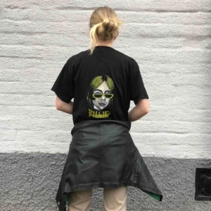  - Svart t-shirt med handmålat billie eilish tryck!  Passar de flesta storlekar beroende på hur en vill att den ska sitta🤤 Framsidan har inget motiv eller text Halsen är u-ringad💞