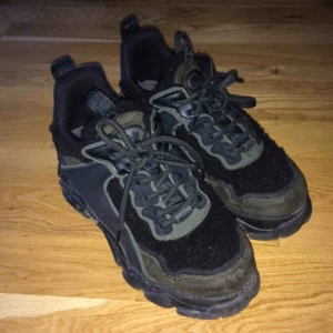  - Buffalos i modellen ”Corin chai”. Mycket sparsamt använt skick. 400 kr utan frakt, 500 kr med frakt. Finns på fler sidor!