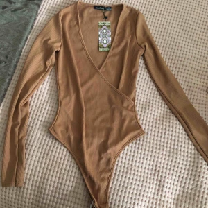  - En body från boohoo i nude aldrig  använd