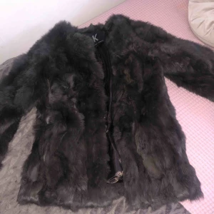  - En äkta kanin päls jacka som är väldigt varm och skön och använd endast en gång storlek 36