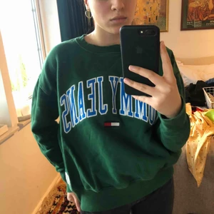  - ÄKTA Tommy Hilfiger sweatshirt i storlek M 💚 Använd extremt fåtal gånger & den är väldigt ren och snygg!! Pris kan diskuteras ⭐️