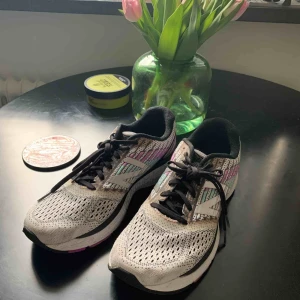  - Träningsskor från new balance, endast använda inomhus. I bra skick.  Köpta på Intersport för 1499kr Finns att hämta i spånga alternativt att vi möts upp i stan. 