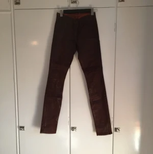  - Vaxade jeans från J-brand. Cognacsfärgade. 