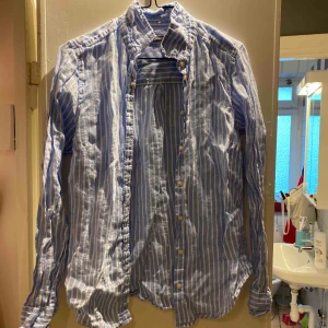  - Fin nästa aldrig använd skjorta. Köparen står för frakten 🤗
