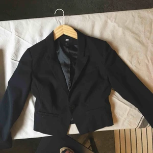  - Snygg stilren kavaj som kan matchas snyggt till mycket! Mindre passform, passar mig som är storlek 34