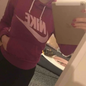  - Oanvänd superfin hoodie från Nike.