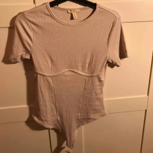  - Säljer en string body med markering vid bysten. 100kr +44kr frakt