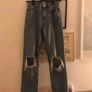 Boyfriend Jeans - Så snygga boyfriend jeans i äkta denim med coola hål på knäna😎 De har bra och passform och perfekt längd👖