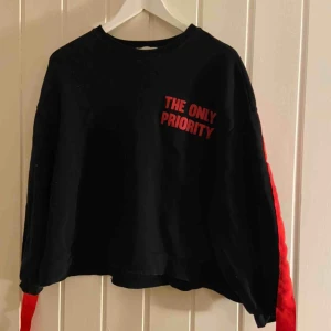  - Snygg collegetröja med tryck från zara