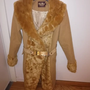 fin kappa - fuskpäls, kappa i beige färg passar S och M, använd ca 5 gånger