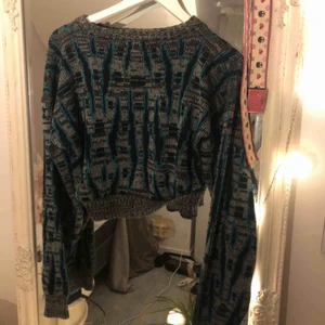  - Säljer denna tröja som är stickad, jättesnygg! Men snäppet för liten för mig!, står både storlek m och s i den men skulle säga att de är en s💕