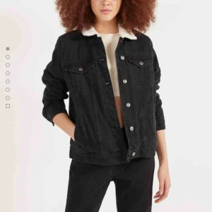  - Jätteskön och varm jacka! Väldigt sällan använd så fint skick, tagit bilder från hemsidan för orkade inte fota (hehe) men kan absolut ta bilder på jackan om det önskas!  