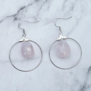 Örhängen med pärla  - Silverfärgade örhängen, nickelfria. 11:- i frakt, Fri frakt vid köp över 100:-