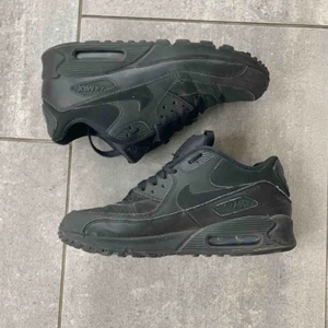  - Helsvarta Nike Air Max säljes pga de inte kommer till användning. De är inte använda särskillt många gånger så de är i bra skick, lite slitningar på hälen dock! Priset inkluderar frakt!