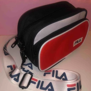 Fila väska/magväska - Skitsnygg, splitterny & oanvänd FILA väska med reglerbart axelband 200kr + 60kr frakt eller avhämtning i Stockholm 