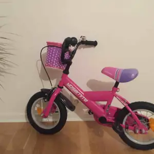 En sjukt fin barncykel från biltema, nästan som ny är 6månader gammal, och sparsamt använt, pris kan diskuteras