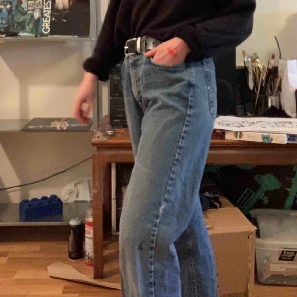 Snygga oversized jeans köpta på loppis. Märket är mc Gordon och storlek 34x34, skulle dock säga att de är large. 100kr + frakt . Jeans & Byxor.