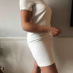  - Helt oanvänd vit klänning som jag tänkte ha till studenten men är tyvärr lite för liten för mig! (Jag brukar ha S). Prislapparna kvar. 