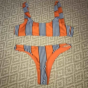  - Super fin bikini köpt från Shein, använd ett fåtal gånger, så i bra skick🙂 knuten på baksidan kan vara jobbig mot ryggen om man solar men annars jätte skön💕💕 skriv för mer information (frakt, passform m.m)