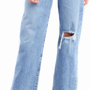  - !!!Intressekoll!!!! Levis jeans Ribcage i hög midja och rak modell. Storlek 27/27, endast använda 1 gång, vill eventuellt köpa en storlek större om jag får bra pris för dessa! Bud börjar på 500. 