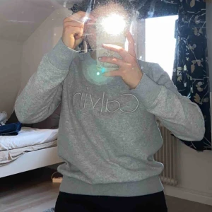 Calvin Klein tröja - Supersnygg Calvin Klein tröja köpt på en taxfree! Passar till det mesta och är knappt använd. Säljer pga att den aldrig kommer till användning och inköpspriset var 700kr, därför kan pengarna istället bli användbar åt annat. i nyskick helt enkelt! ⭐️