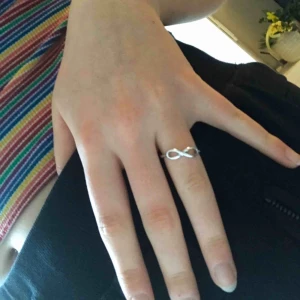  - Stor ring med infinity symbol. Frakt 9kr✨