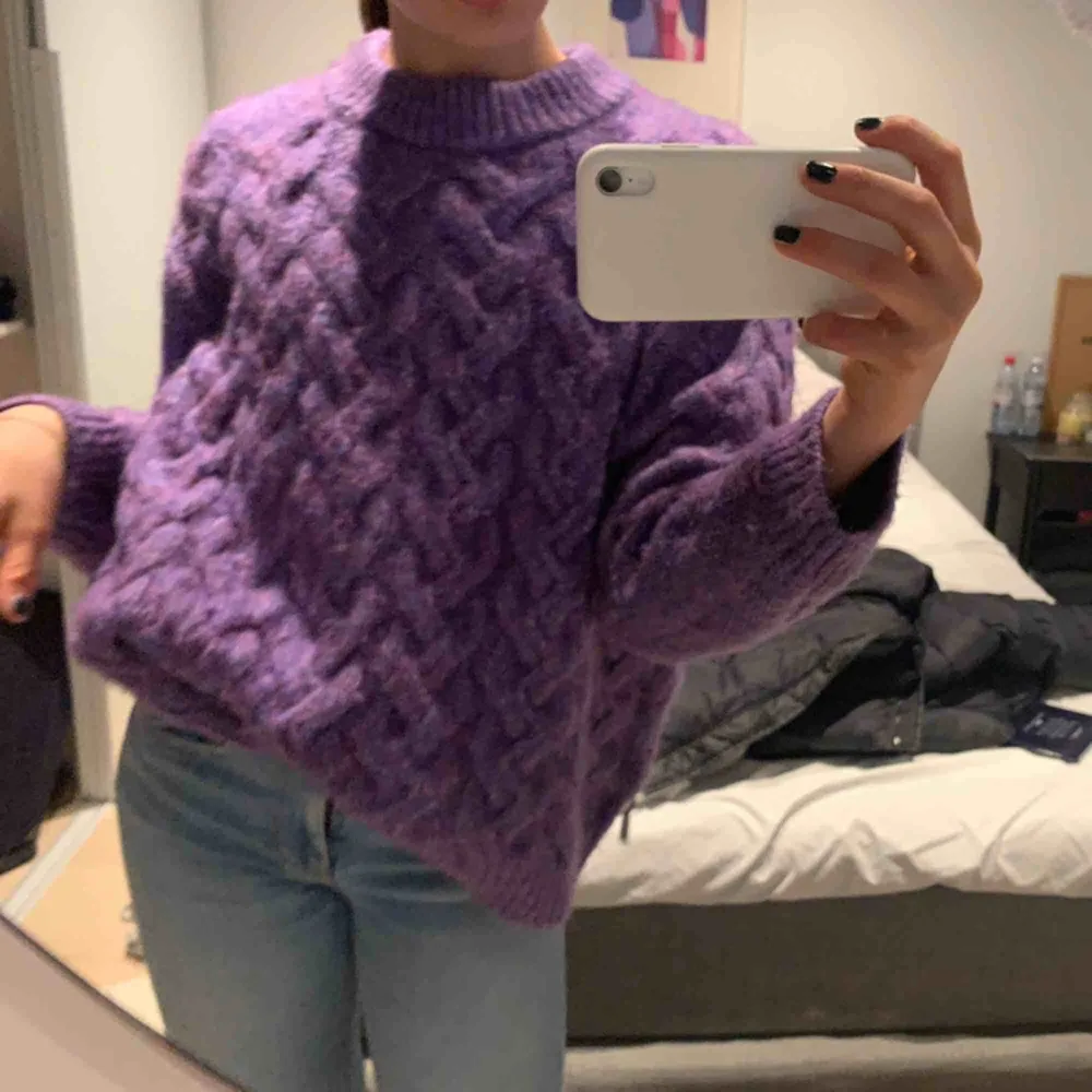 Såååå fin lila tröja från Zara! Endast använd 2 gånger! Verkligen fin färg som matchar till mycket, inte alls sticksig och lite oversized! Köparen står för frakt och pris kan diskuteras!💓💓💓💓🙌. Stickat.