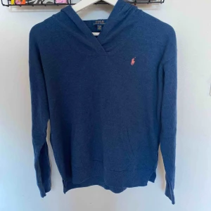  - Jag säljer min marinblå stickade tröja från Ralph Lauren i storlek XL (barnstolen) passar mig som är 16 år. Den är nästintill oanvänd! Har en luva och en ficka på magen💙💙