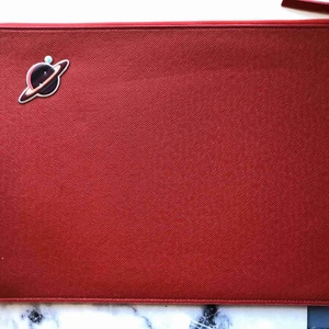 Datorfodral printworks - Ett datorfodral från Printworks som är använt endast en gång. Klarröd färg och ett sticker från Printworks kan medföljas. Passar perfekt till MacBook Air och Pro eller datorer i liknande mått. 