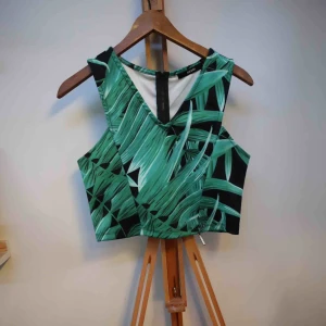  - Säljer denna fina topp från BikBok i storlek S. Endast använd en gång så är i jättebra skick! Finns en dragkedja i ryggen. Kan mötas i Borås eller Kungsbacka, eller skickas mot 18kr porto.