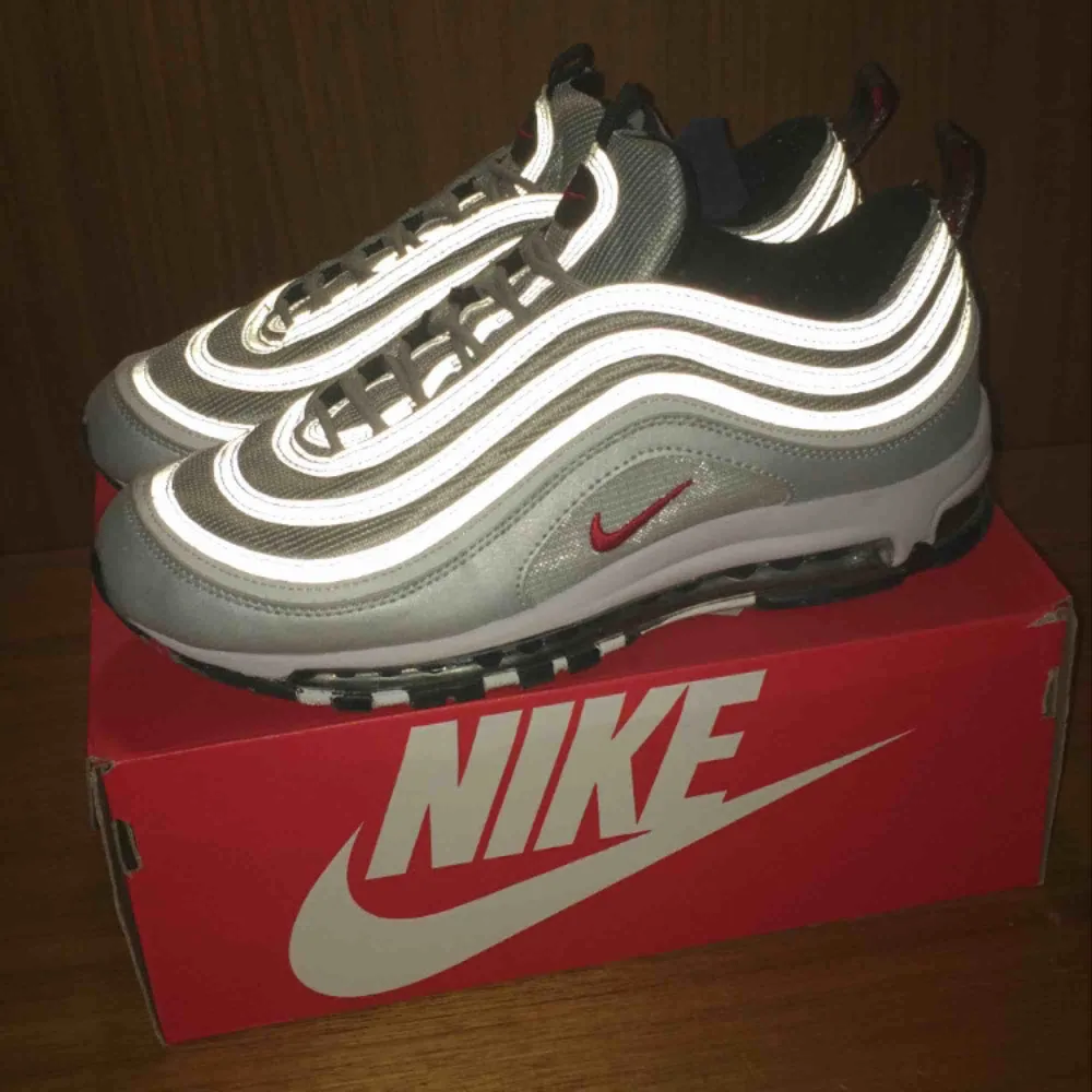 Air max 97 silver bullet i storlek 42,5. Bra skick använda ca 5 gånger condition 9/10. Kan fraktas. Fråga om du har någon mer fråga om skorna. Skor.